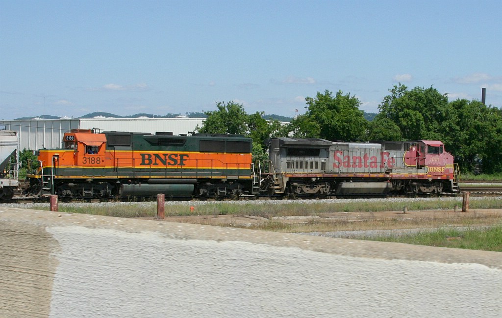 BNSF 555 with the transfer to Norris